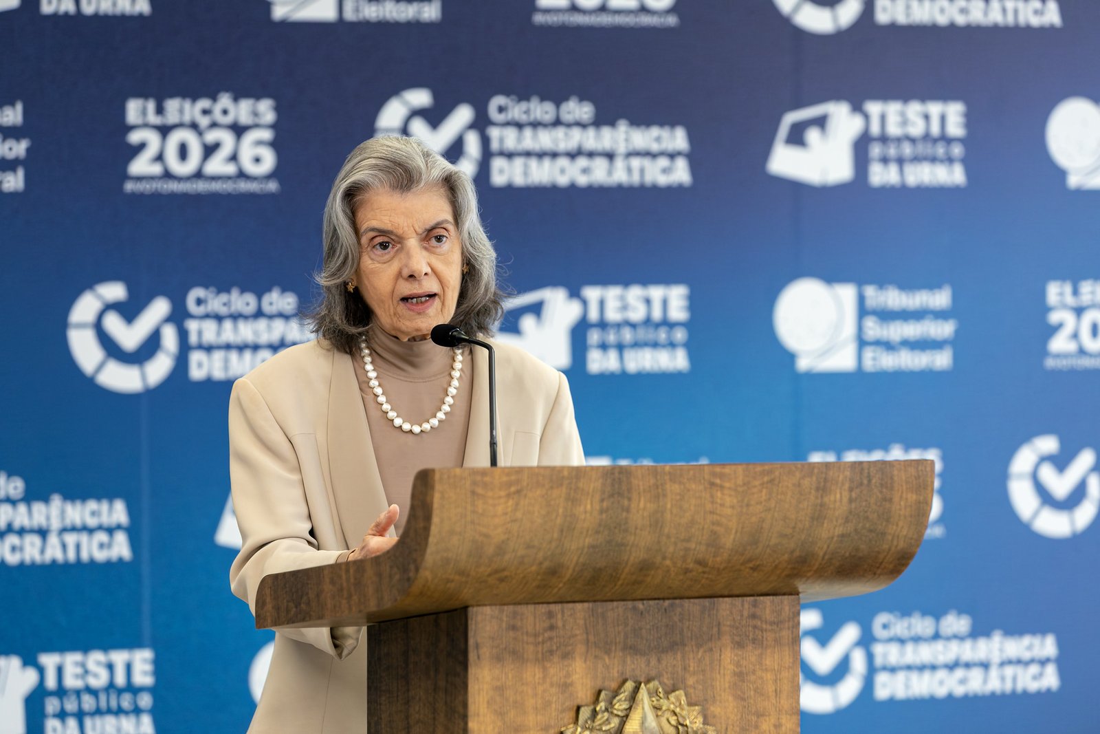 Cármen Lúcia defende democracia e segurança das urnas eletrônicas