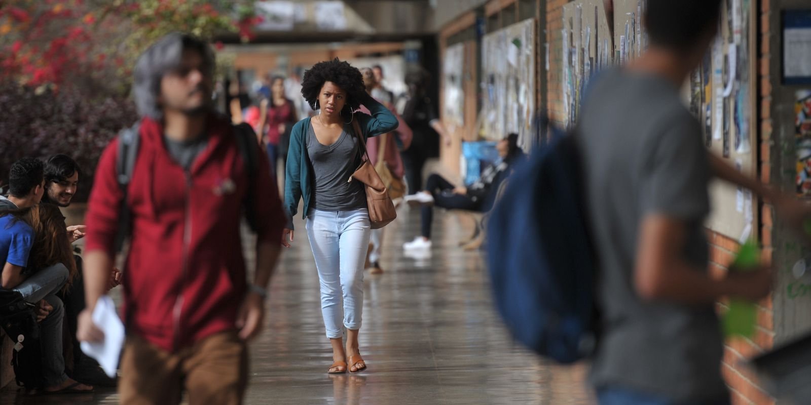 O desafio do ensino superior: mais de 54% dos graduandos abandonam cursos por cuidado com filhos