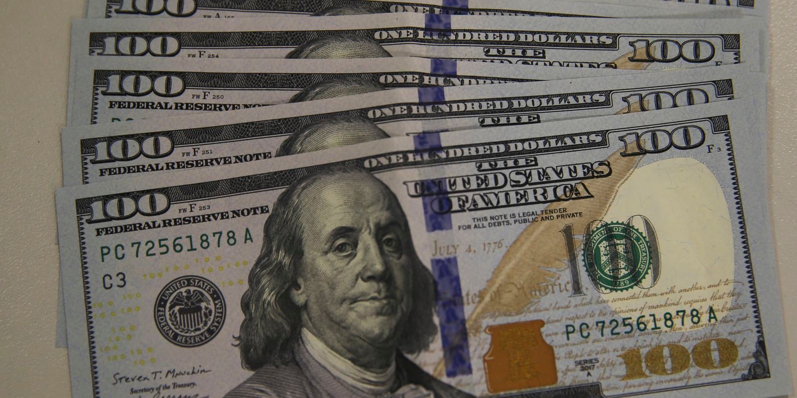 Dólar recua para R$ 5,13 e Ibovespa fecha em queda em dia de ajustes no mercado financeiro