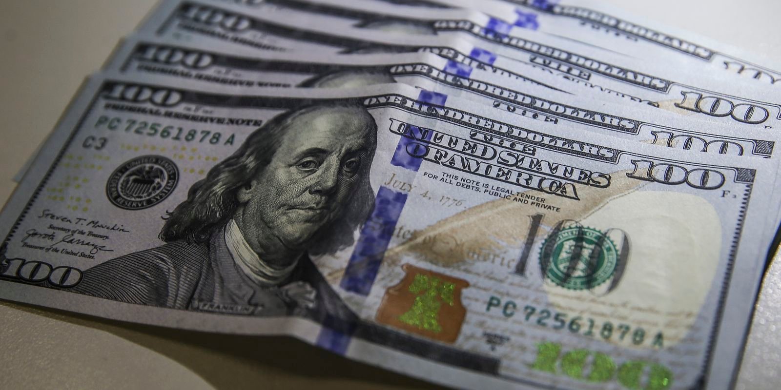 Dólar fica estável em R$ 5,08, mas cai 0,58% na semana