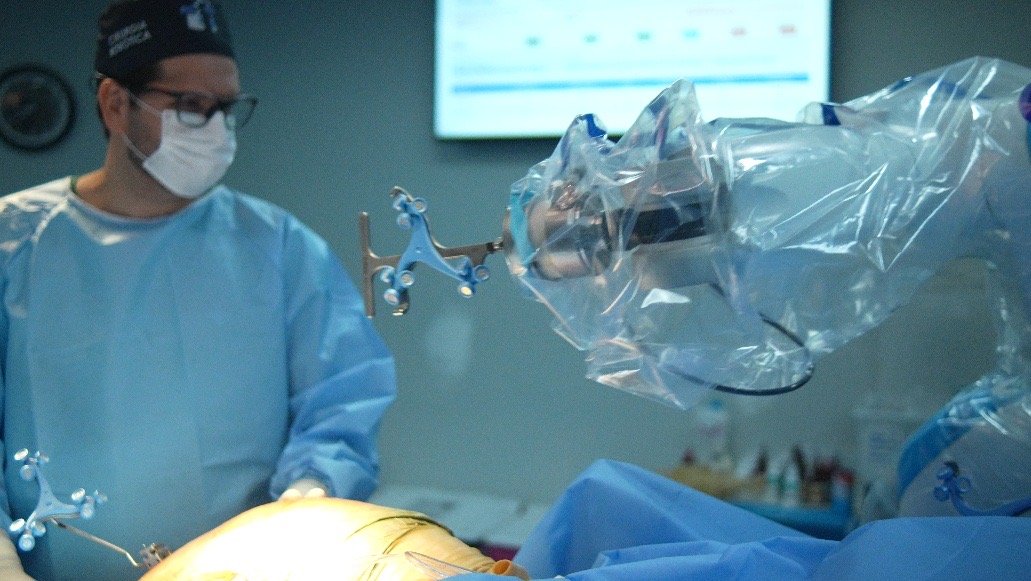 Uruguaia percorre 2 mil km para operar joelho com a tecnologia de robô no Austa Hospital