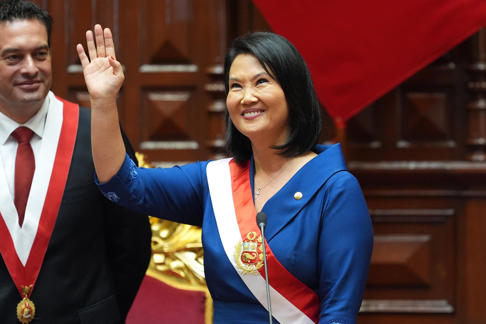 Keiko Fujimori assume presidência do Peru prometendo endurecer o combate ao crime