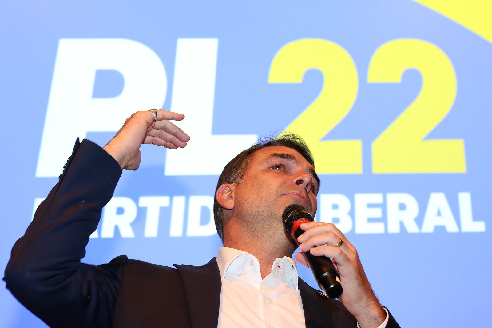 Flávio Bolsonaro faz segunda troca no comando da campanha