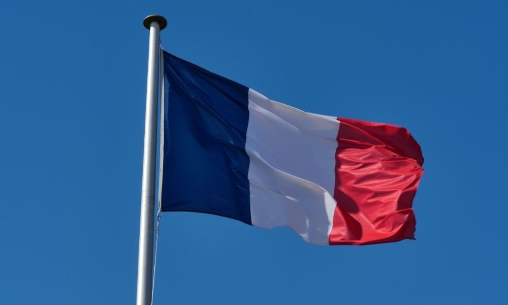 Parlamento da França aprova lei que proíbe uso de redes sociais por menores de 15 anos