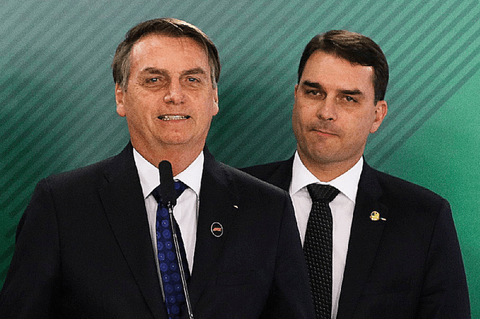 Campanha de Flávio Bolsonaro busca se desvincular do pai e foca na segurança e custo de vida
