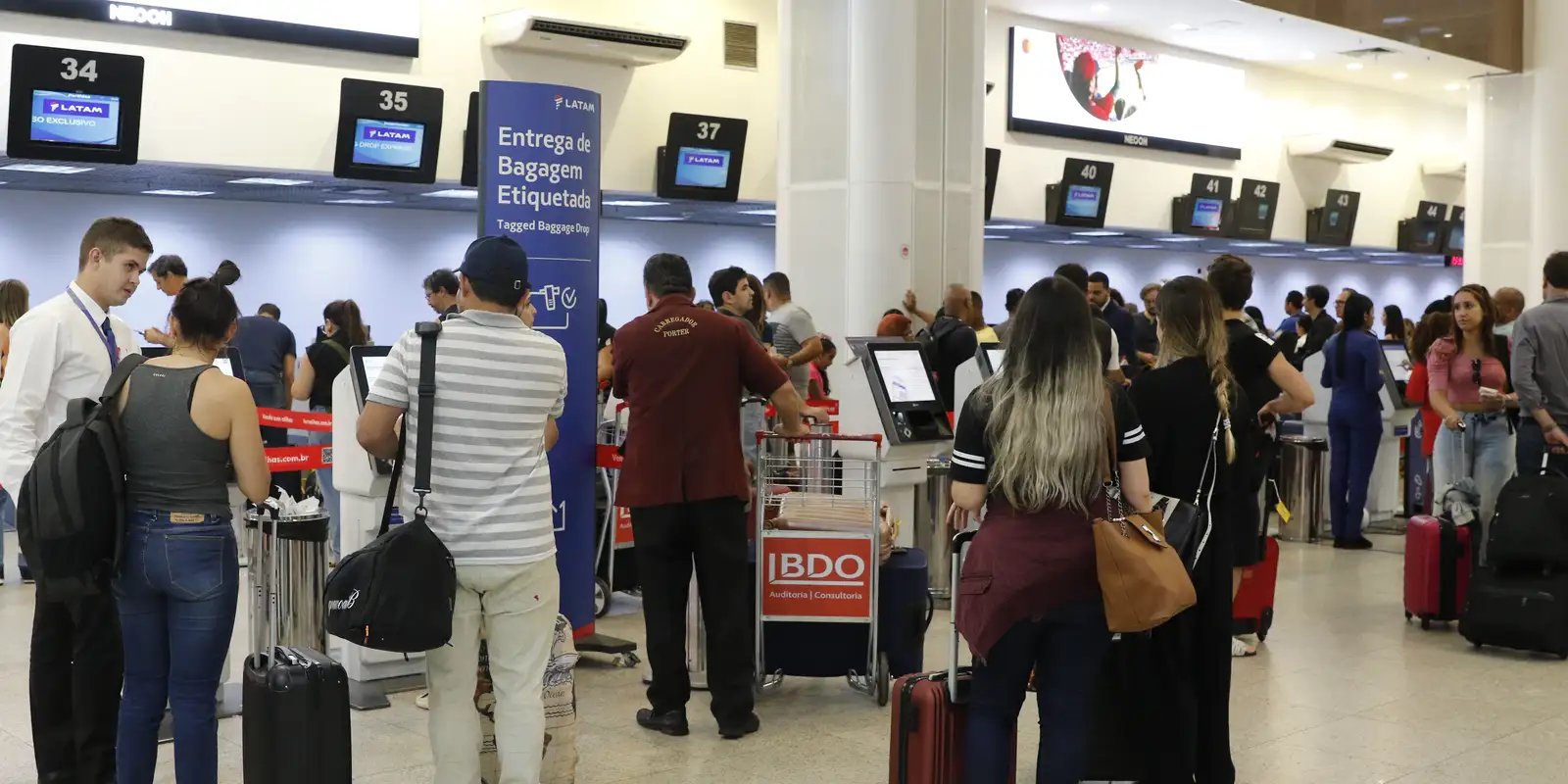 Setor de serviços registra queda de 0,4% em maio, puxado por recuo nos transportes