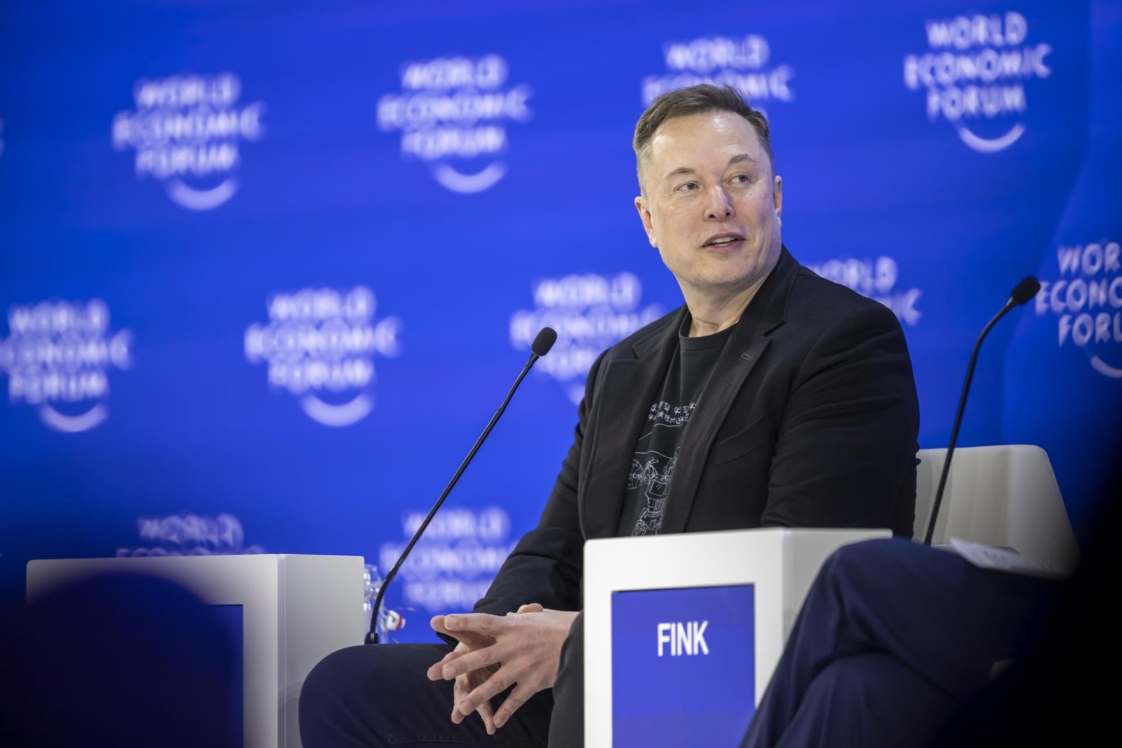 Musk alega excessos em lei que proíbe gerar imagens de nudez e processa estado democrata