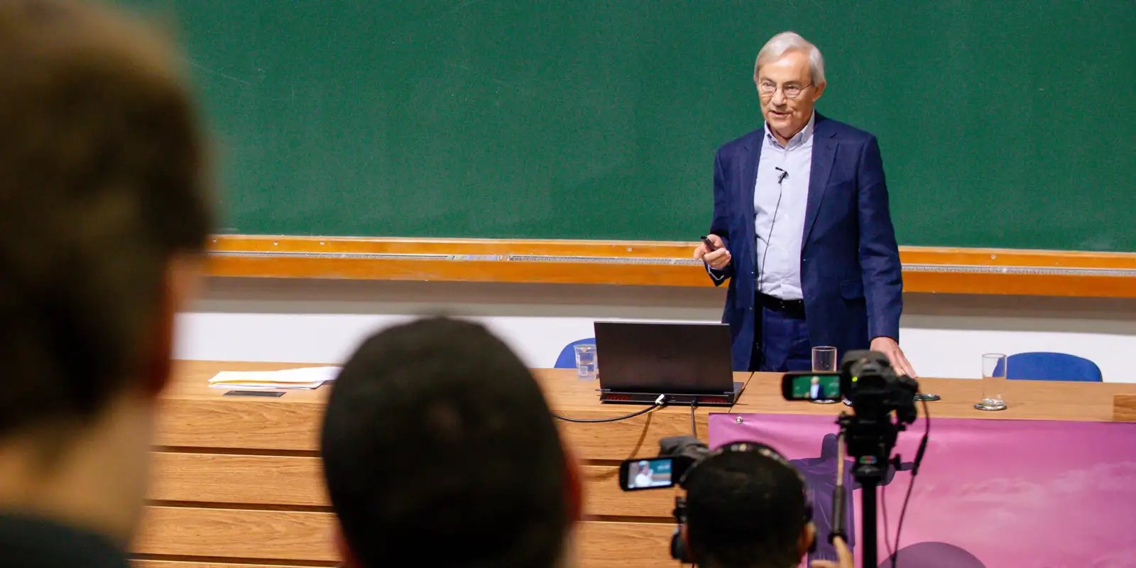 Inteligência Artificial: Nobel de Economia minimiza impacto no emprego, mas acende alerta para desigualdades