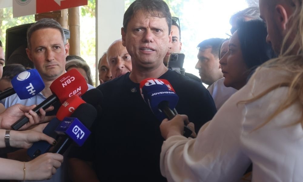 Tarcísio de Freitas destaca ação em tragédia de São Sebastião em propaganda eleitoral
