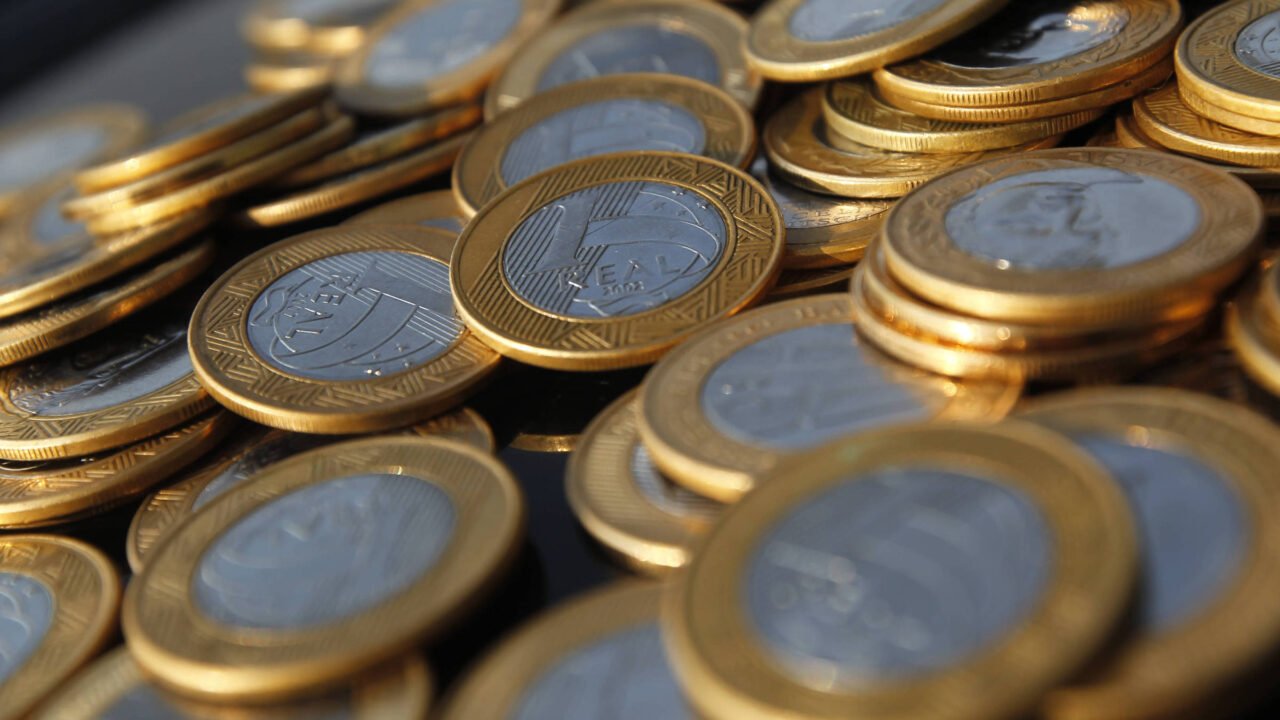 Economistas ajustam previsão de déficit do governo para 2026 e 2027
