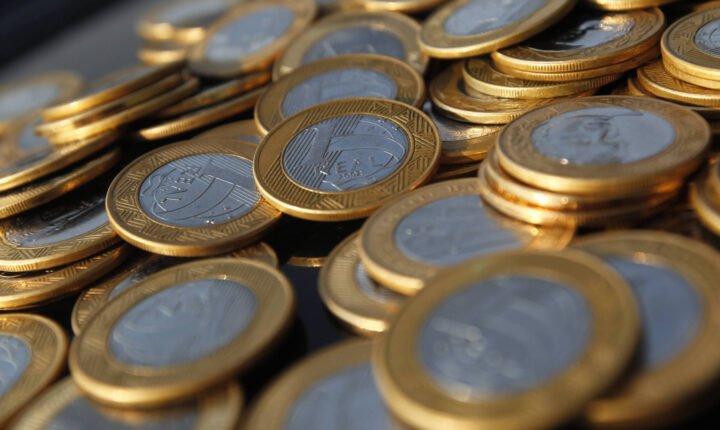 Economistas ajustam previsão de déficit do governo para 2026 e 2027