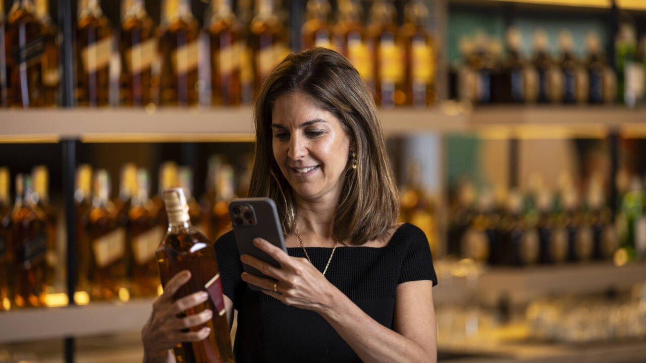 Dona da Johnnie Walker adota tecnologia de IA para combater falsificação de destilados