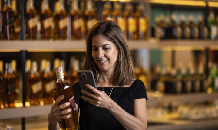 Dona da Johnnie Walker adota tecnologia de IA para combater falsificação de destilados