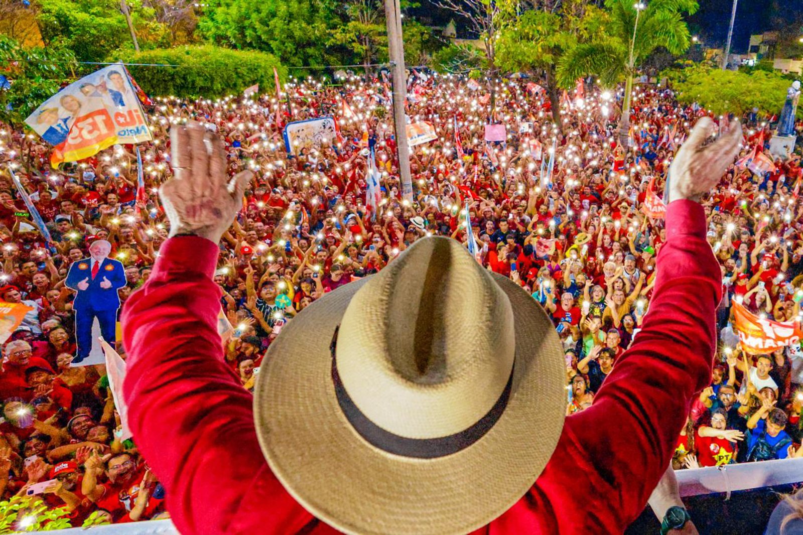 Janja interrompe abraço de eleitora em ato de Lula no Ceará