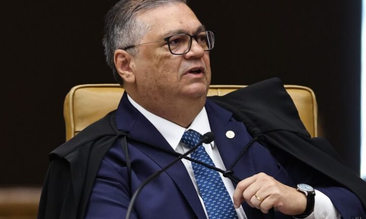 Dino cita Master e determina revisão de regras da CVM