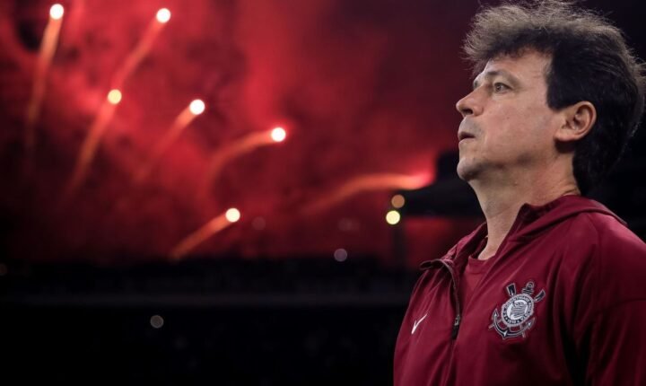 Diniz compara eliminação do Corinthians a luto e fala sobre futuro no Campeonato Brasileiro