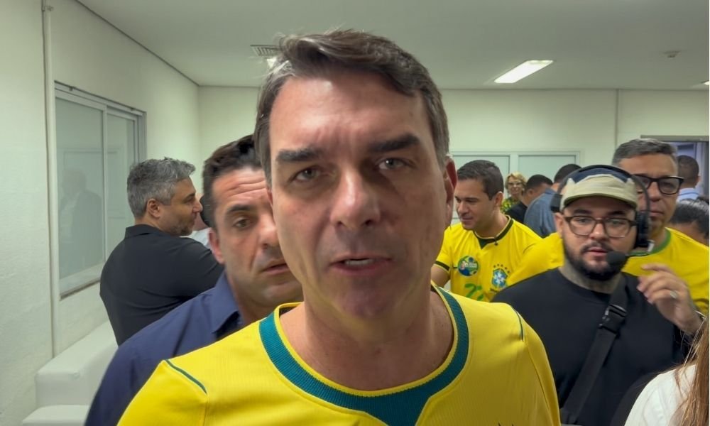 Flávio Bolsonaro acusa Dino e aliados de Lula de protegerem Alexandre de Moraes