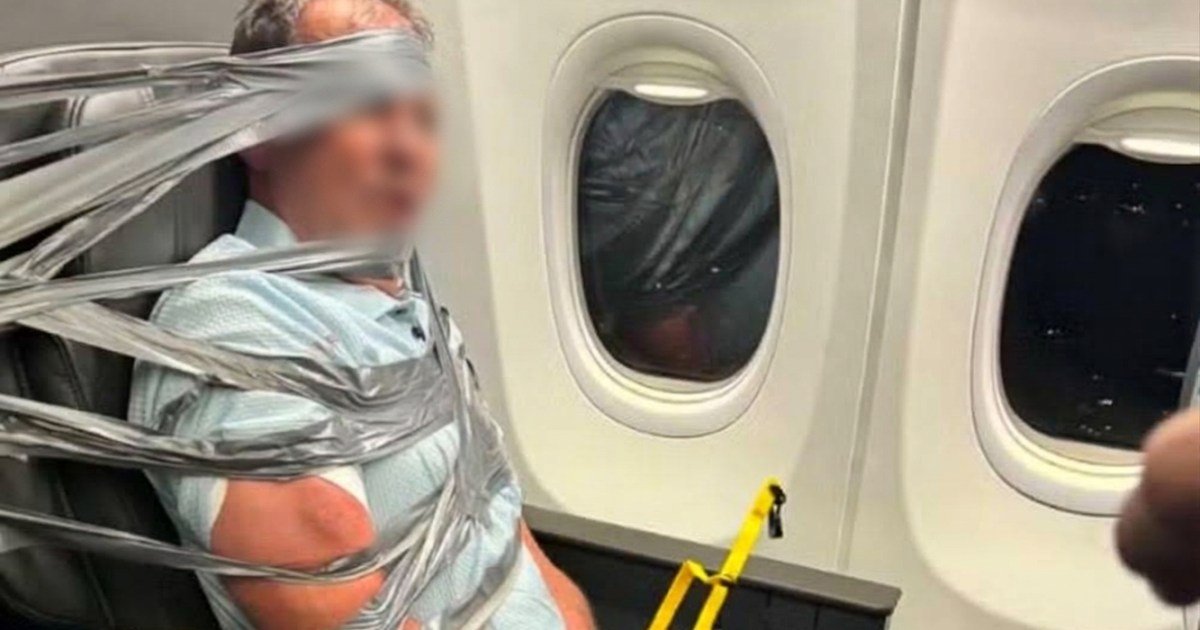 Homem é preso à poltrona de avião com fita adesiva após ataques racistas em voo nos EUA