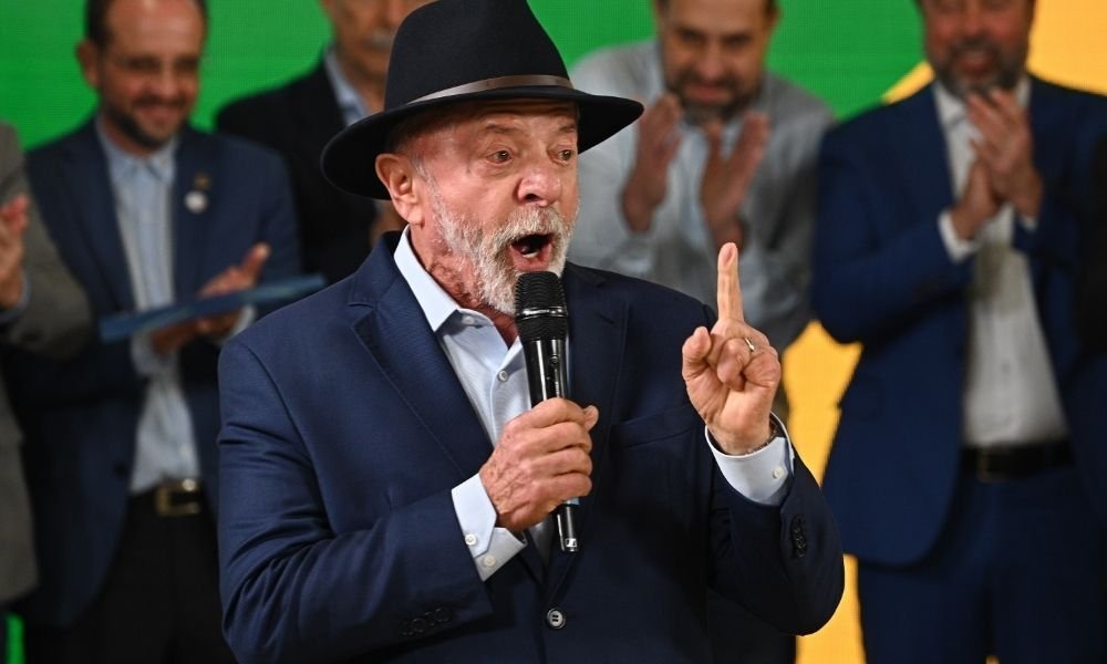 Lula critica gestão Bolsonaro em comício e destaca prisão de banqueiro