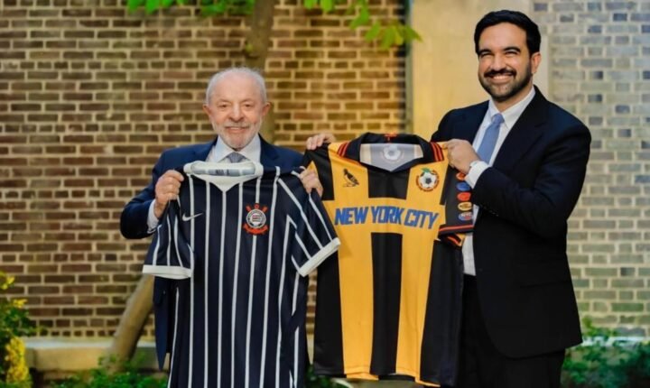 Lula presenteia prefeito de NY com camisa do Corinthians e fala sobre 6×1