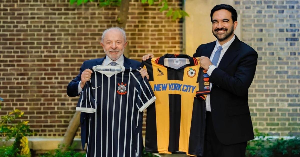 Lula presenteia prefeito de NY com camisa do Corinthians e fala sobre 6×1