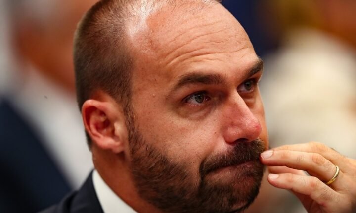 Governo Lula demite Eduardo Bolsonaro da PF por abandono de cargo