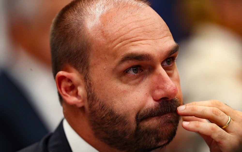 Governo Lula demite Eduardo Bolsonaro da PF por abandono de cargo