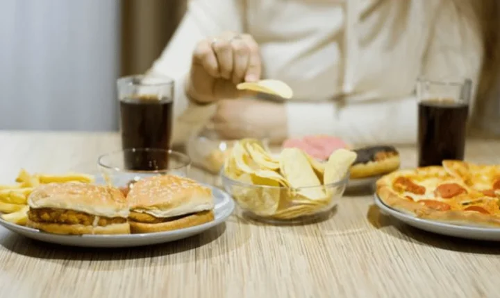 Como diferenciar entre alimentos ultraprocessados e alimentos industrializados?