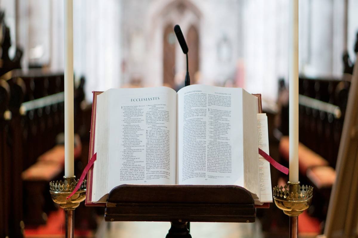 Bispo exilado acusa ditaduras de profanar o nome de Jesus