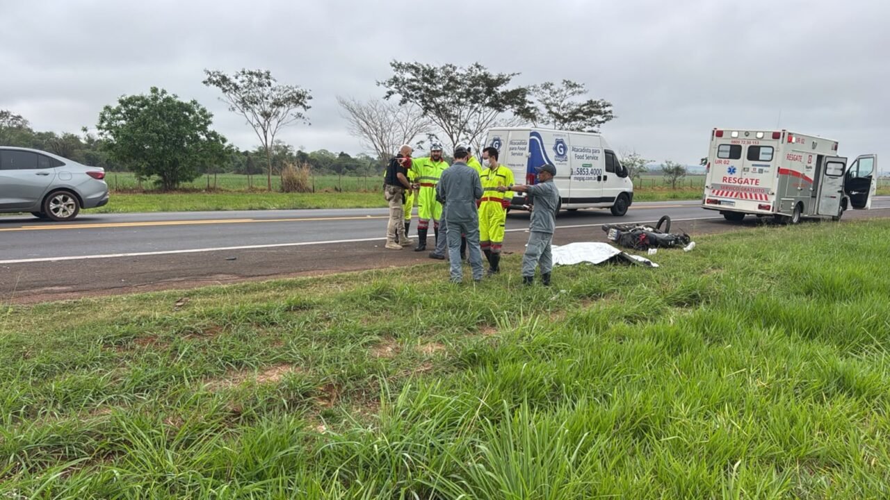 Homem morre ao bater moto em caminhão-tanque na BR-153 em Rio Preto