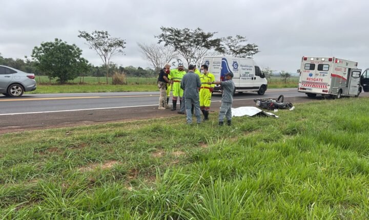 Homem morre ao bater moto em caminhão-tanque na BR-153 em Rio Preto