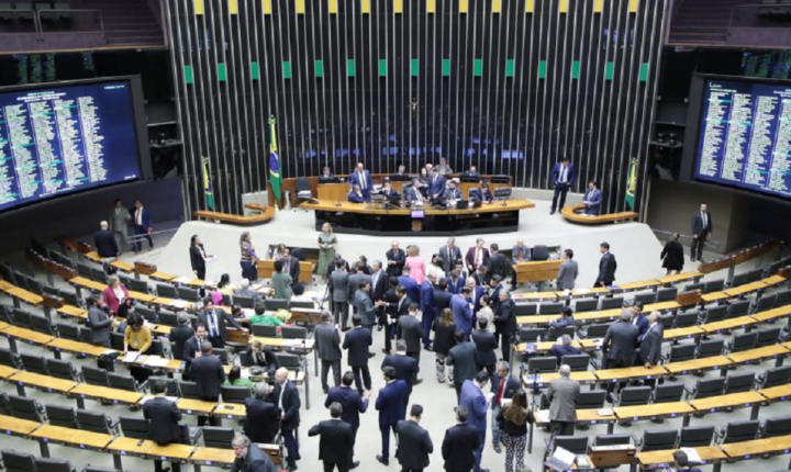 Maioria dos deputados tenta reeleição, mas cresce busca por outros cargos em 2026