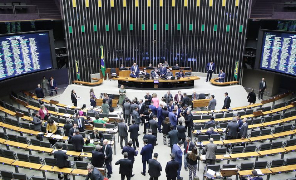 Maioria dos deputados tenta reeleição, mas cresce busca por outros cargos em 2026