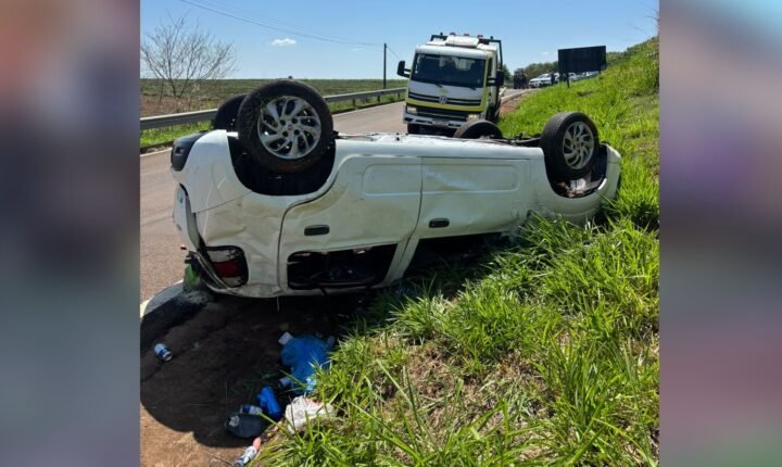 Homem morre e quatro ficam feridos após carro capotar em rodovia de Buritama