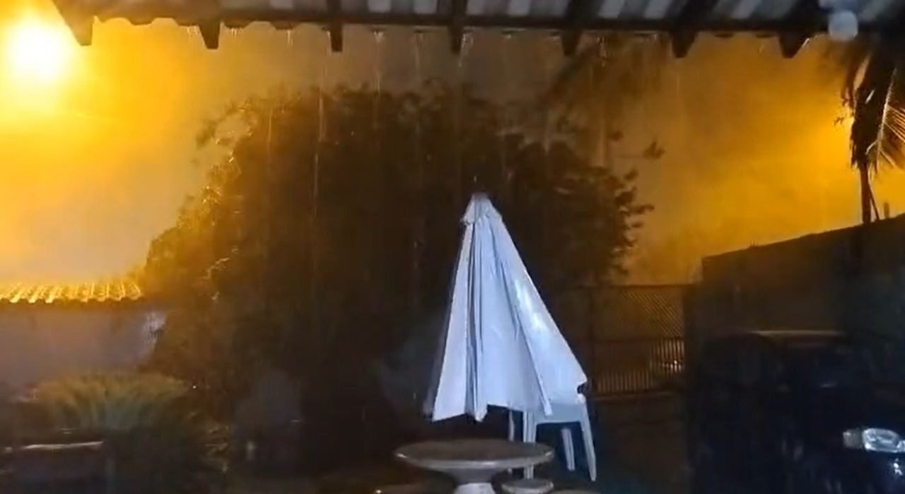 Chuva causa transtornos e deixa moradores sem energia elétrica em Ipiguá