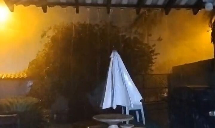 Chuva causa transtornos e deixa moradores sem energia elétrica em Ipiguá