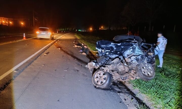 Batida de frente entre carro e caminhão mata casal e deixa 4 crianças feridas em Barbosa