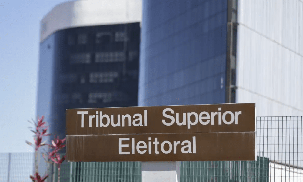 TSE rejeita punição contra Flávio por Bolsonaro feito com IA exibido em convenção