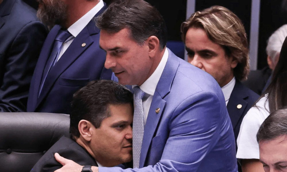 Flávio Bolsonaro critica Alcolumbre por proteger Moraes por amizade