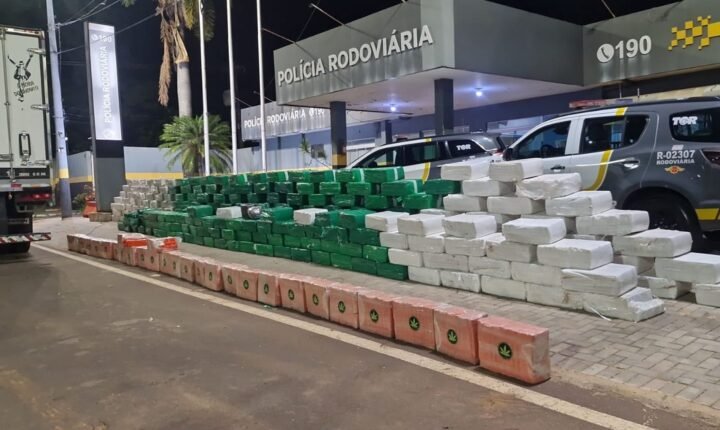 Caminhoneiro é preso com 7,2 toneladas de maconha escondida em carga de linguiça na rodovia SP-425