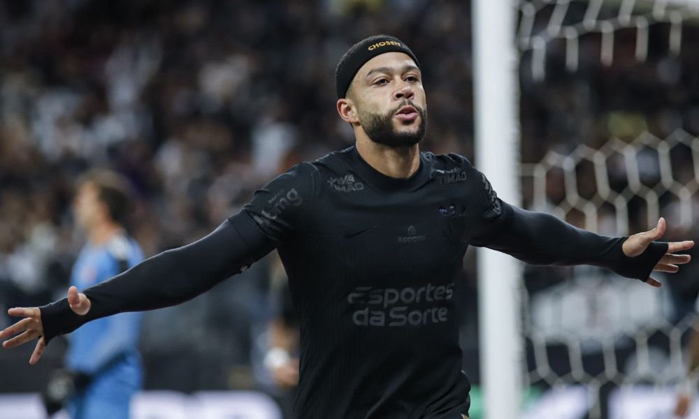 Memphis Depay se desculpa com a torcida do Corinthians após pênalti perdido: ‘Estou de coração partido’