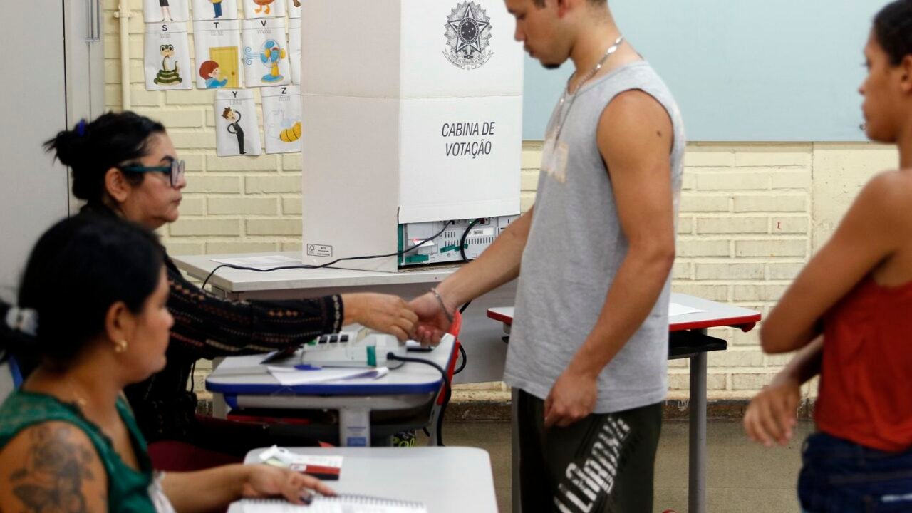 Caminhos da Reportagem: importância do voto para jovens e idosos