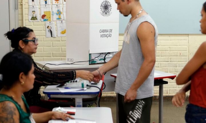 Caminhos da Reportagem: importância do voto para jovens e idosos
