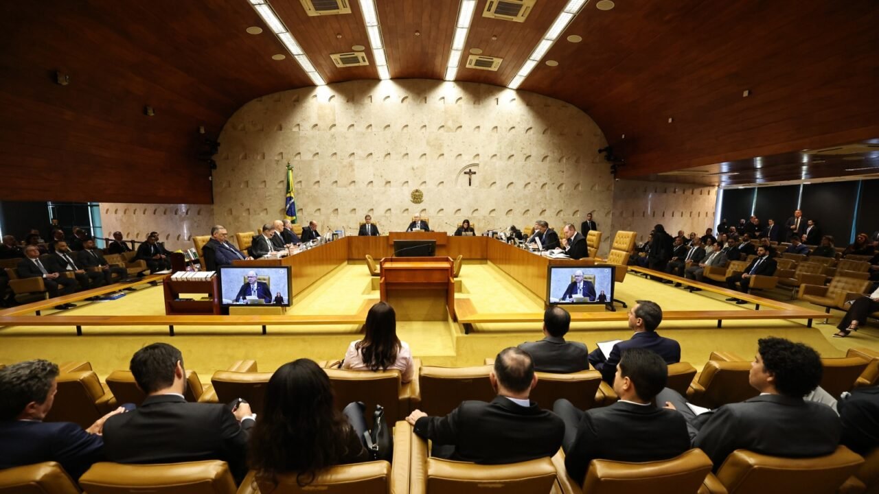 Cármen Lúcia acompanha Fachin e empata julgamento que pode unir casos de Moraes e Mendonça