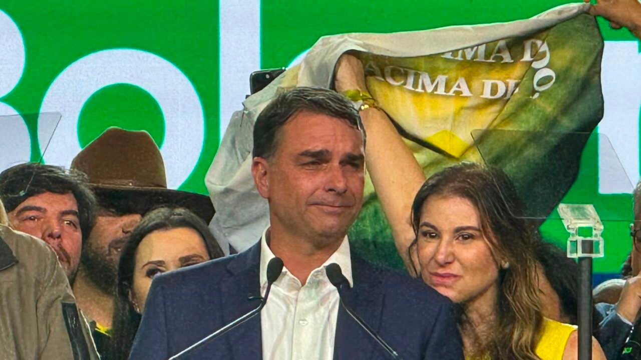 Flávio utilizou jatinho ligado a Vorcaro em viagem em 2025, revela revista