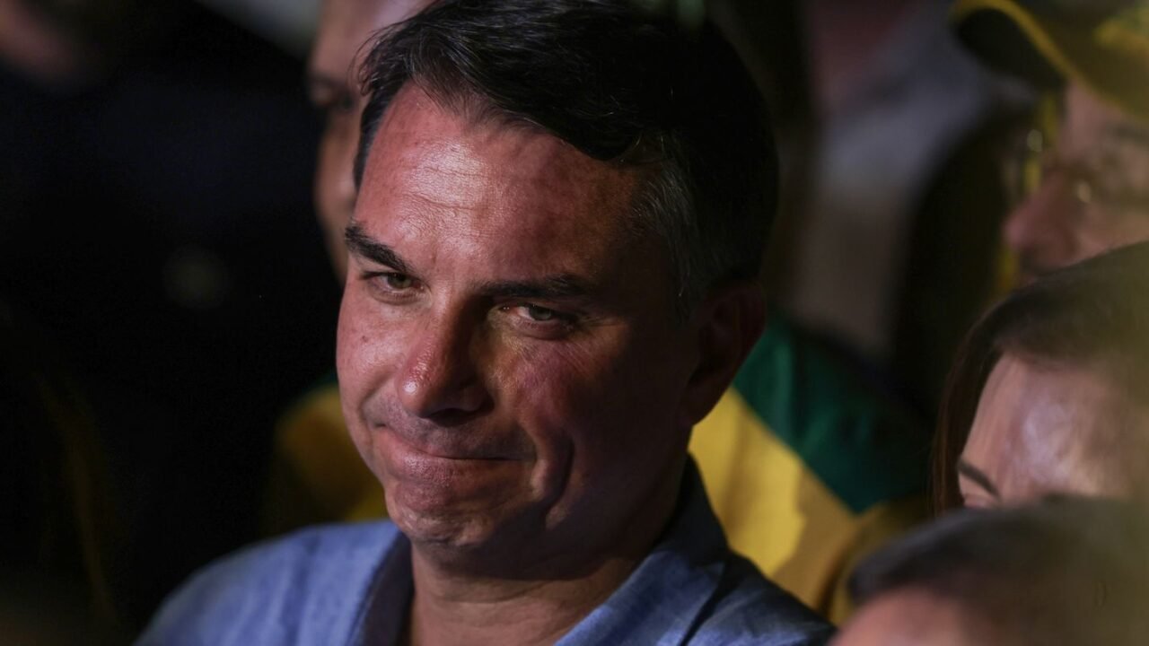 Fuga e carta golpista ampliam isolamento de Flávio Bolsonaro