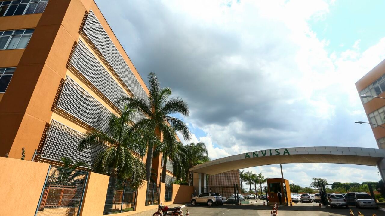 Anvisa proíbe venda de cosméticos e manda recolher gel falsificado