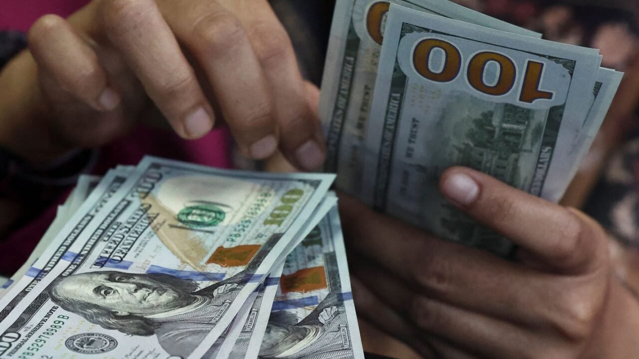 Dólar cai quase 1%, e Ibovespa recua após tombo eleitoral