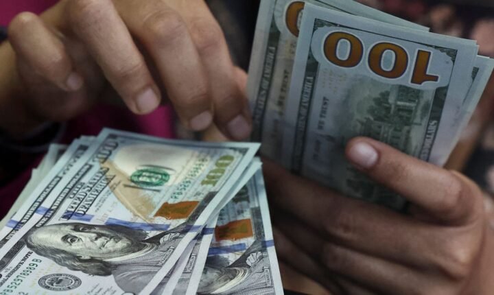 Dólar cai quase 1%, e Ibovespa recua após tombo eleitoral