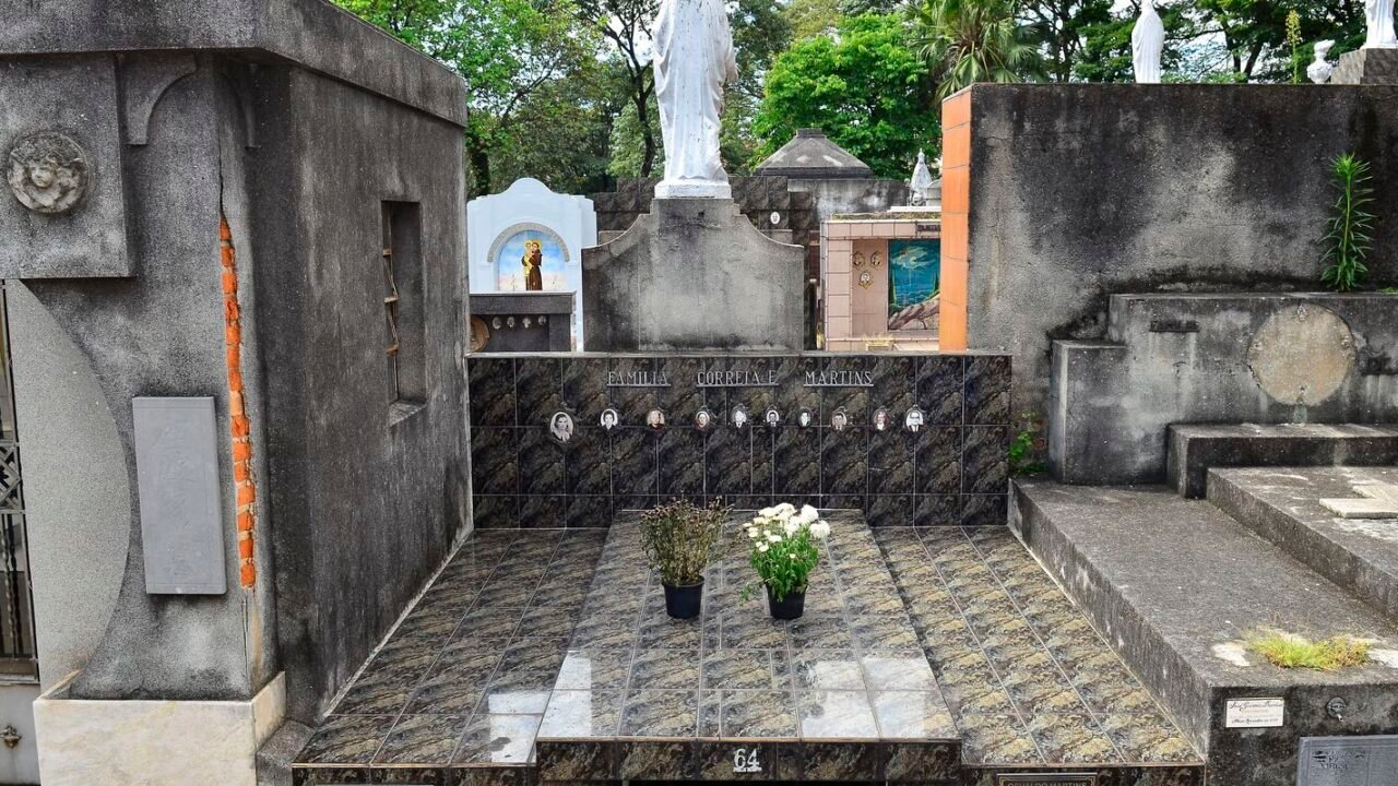 Polícia de SP investiga venda de dados de mortos a funerárias